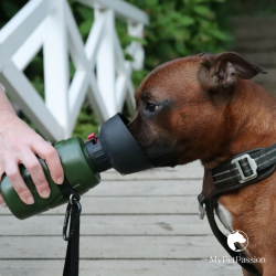 Vandflaske med foldbar drikkesk�l